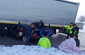 Trafik polisi kazazedeye üşümemesi için montunu verdi