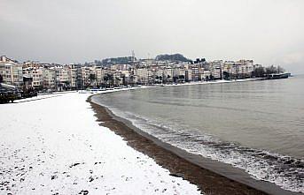 Ünye'de kar etkili oldu