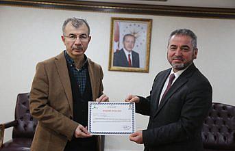 Vali Doruk tayini çıkan müftü Güneş'e başarı belgesiyle ödüllendirdi