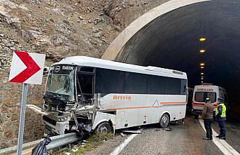 Yolcu otobüsü ile tırın çarpıştığı kazada 6 kişi yaralandı