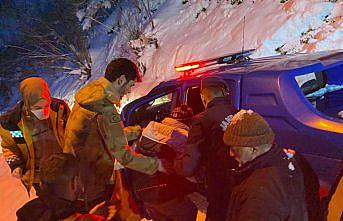 Yolu kardan kapanan mahalledeki hastanın imdadına jandarma yetişti