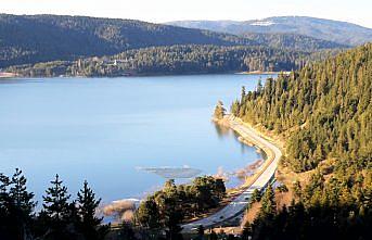 Abant Gölü'nün yüzeyindeki buzlar eridi