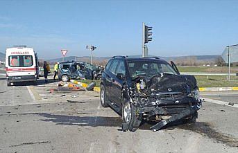 Bolu'da hafif ticari araçla cip çarpıştı, 4 kişi yaralandı