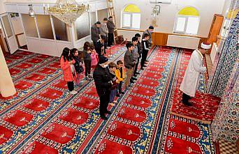 Cami imamı namaza gelen çocuklara çikolata ikram ediyor