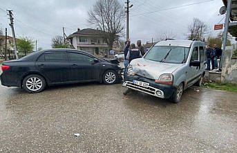 Düzce'de panelvan ile otomobilin çarpıştığı kazada 2 kişi yaralandı