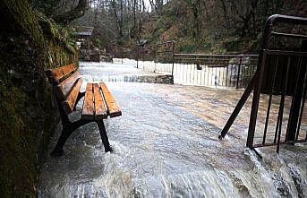 Eriyen karla debisi yükselen Samandere Şelalesi ziyaretçilerini ağırlıyor