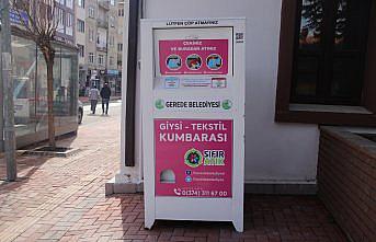 Gerede'de cadde ve sokaklara giysi-tekstil kumbarası yerleştirildi