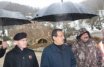 GÜNCELLEME 3 - Heyelan sonrası Bolu Dağı Tüneli'nde yol açma çalışmaları sürüyor