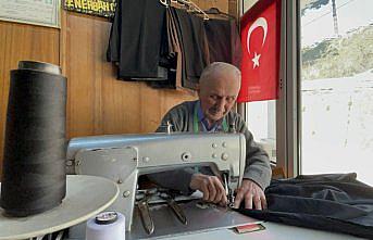 Hasan usta 60 yıldır elinden iğne ipliği düşürmüyor