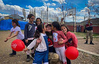 Jandarma ekipleri köy okullarındaki çocukların 23 Nisan coşkusuna ortak oldu