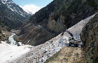 Kaçkar Dağları'ndaki yayla yollarında ekipler bayram öncesi kar mesaisinde