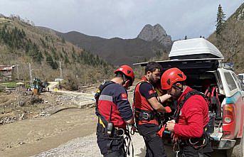 Köprüsü selde yıkılan köydeki hasta çay üzerinden halatlarla karşıya geçirildi