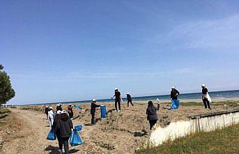 Lise öğrencileri e-Twinning projesi kapsamında sahil temizliği yaptı