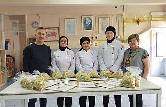 Lise öğrencilerinin yaptığı erişteler ihtiyaç sahiplerinin sofrasında aş oldu