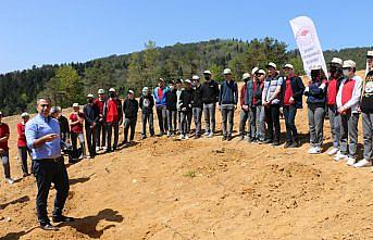 Of'ta öğrenciler 7 bin fidanı toprakla buluşturdu