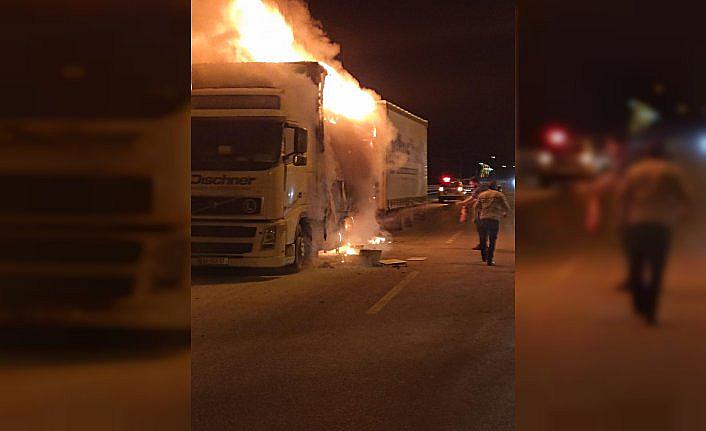 Samsun’da mobilya yüklü tırda çıkan yangın söndürüldü