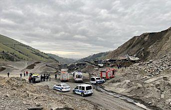 Samsun'da taş ocağında uçuruma devrilen kamyonun sürücüsü öldü