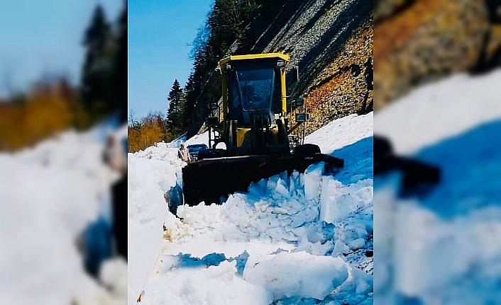 Sinop'ta kar nedeniyle kapalı olan köy yolu ulaşıma açıldı
