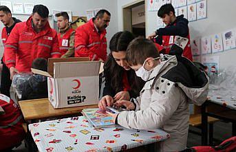 Türk Kızılaydan köy okullarına kıyafet ve kırtasiye yardımı
