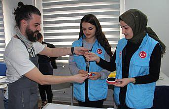 Üniversiteli gençler yaptıkları takılarla yaşlıların gönlünü kazanıyor