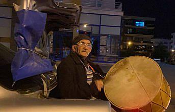 Vatandaşları otomobil bagajında davul çalarak sahura kaldırıyor