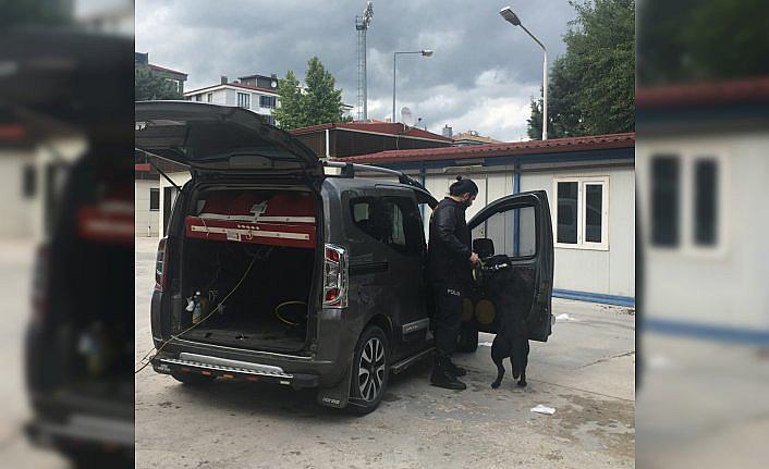 Amasya'da araçlarında uyuşturucu ele geçirilen 2 kişi yakalandı