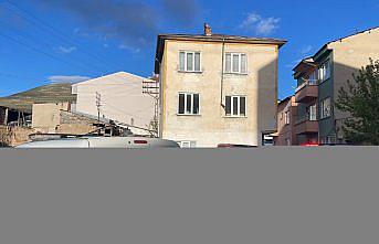 Bayburt'ta 3. kattaki evin penceresinden düşen çocuk yaralandı