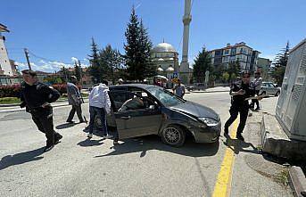 Bolu'da baygınlık geçirerek otomobiliyle duvara çarpan sürücü yaralandı