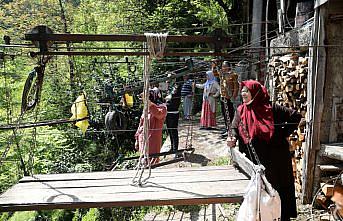 Ev ve arazilerine ilkel teleferikle ulaşıyorlar