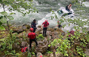 Rize'de dereye düşen otomobildeki çift, aracın üzerine çıkarak kurtuldu