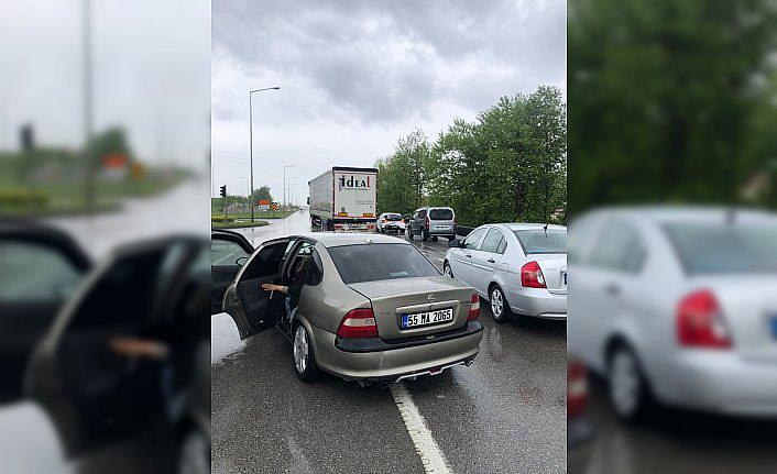 Samsun'da iki otomobil çarpıştı, 3 kişi yaralandı