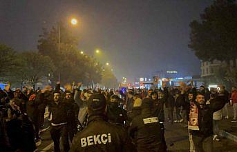 Samsun'da Trabzonspor taraftarlarının şampiyonluk kutlamasında gerginlik yaşandı