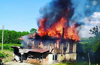 Ünye'de iki katlı ev yandı