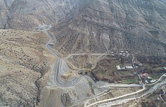 Yusufeli Barajı köy yolları yapım inşaatları devam ediyor