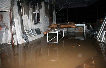 Alaplı Irmağı'nın taşması sonucu bazı ev ve iş yerlerini su bastı