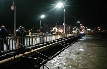 Alaplı'da debisi yükselen ırmak nedeniyle Alaplı Köprüsü yaya ve araç geçişine kapatıldı