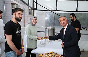 Amasya Üniversitesinden sınavlara çalışan öğrencilere yiyecek ve içecek ikramı
