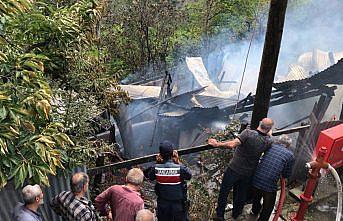 Artvin'de iki katlı ev yangında kullanılamaz hale geldi