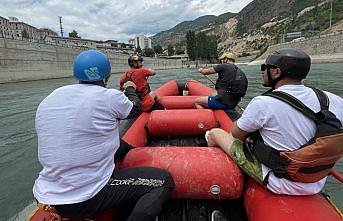 Çoruh Nehri'nde iki baraj arasındaki parkurda rafting gösterisi