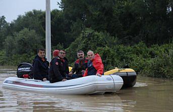 Düzce'de selde mahsur kalan büyükbaş hayvanlar kurtarıldı