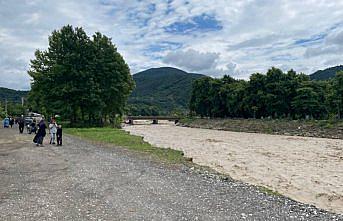 Düzce'de taşkın nedeniyle inşaat halindeki binalarda çökme yaşandı