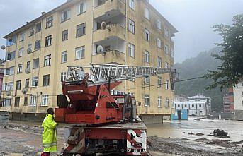 GÜNCELLEME - Kastamonu'da su baskını nedeniyle evlerinde mahsur kalanlar kurtarılıyor