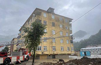 Kastamonu'da su baskını nedeniyle evlerinde mahsur kalanlar kurtarılıyor