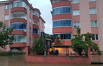Kastamonu'da su baskını nedeniyle mahsur kalanlar kepçeyle kurtarıldı