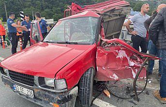 Rize'de midibüs ile kamyonetin çarpışması sonucu 1 kişi yaralandı