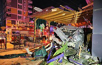 Samsun'da kontrolden çıkıp şarküteriye giren otomobilde bulunan 2 kişi öldü