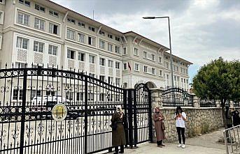 Sınava gireceği okulda merdivenden düşen öğrenci yaralandı