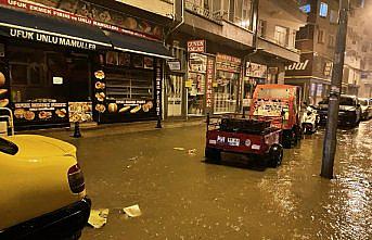 Sinop'ta sağanak su baskınlarına neden oldu