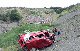 Tokat'ta minibüs uçuruma yuvarlandı, 4 kişi öldü, bir çocuk yaralandı