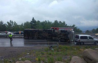 Zonguldak'ta devrilen kömür yüklü tır ulaşımı aksattı